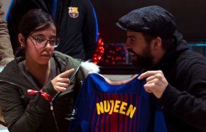 بالفيديو والصور ... إدارة برشلونة تفاجئ فتاة سورية!