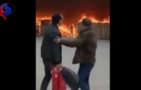 بالفيديو.. عامل يُضحِّي بحياته وسط النيران لينقذ جواله!!