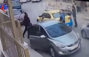 فيديو مرعب.. مواطن يضرب سائق سيارة أجرة بسيف
