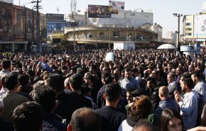 متظاهرون يهاجمون مقرات الأحزاب الكردية في رانية