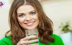 هل يجب شرب الماء أثناء تناول الطعام؟