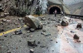 انهيارات صخرية على طريق كرج - جالوس اثر زلزال طهران