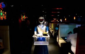 شاهد بالفيديو.. أول مطعم هندي طاقمه روبوتات !