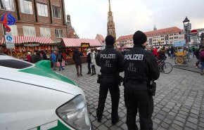الشرطة الألمانية تبحث عن مجهول يوزع النقود على الغرباء
