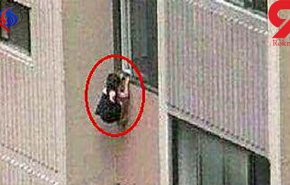 شاهد بالفيديو... سقوط فتاة من الطابق الـ11 فوق حارس حاول إنقاذها
