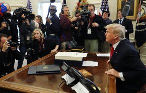 لوموند: استخدام ترامب للتهديد محفوف بالمخاطر