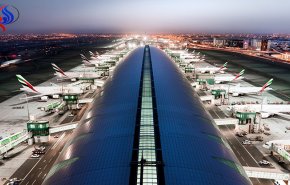 ما سبب إلغاء وتأجيل عشرات الرحلات بمطارات الإمارات؟

