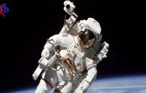 صور.. وفاة بروس ماكاندلس أول رائد سبح في الفضاء 