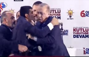 بالفيديو..أردوغان يتعرض لموقف محرج وحرسه يتدخل!