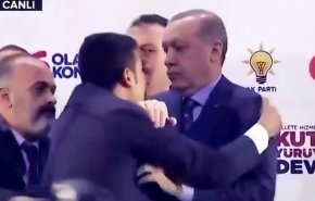 بالفيديو: أردوغان يتعرض لموقف محرج جدا !