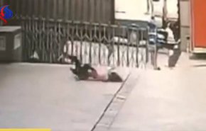  بالفيديو...فتاة ميتة تقتل حارساً في الصين، كيف؟
