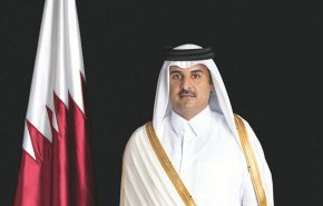شاهد.. رد فعل أمير قطر على شخص طلب منه الوقوف ليسلم عليه