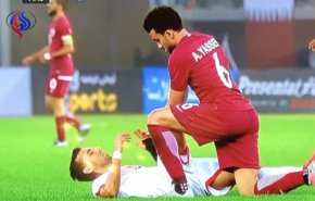 بالفيديو... لاعب كرة عربي يسعف زميله المصاب داخل المعلب