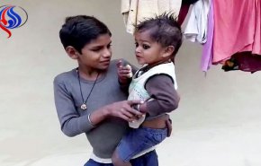 طفل بذيل يتحول الى آلهة في الهند!!