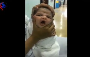 فيديو مؤلم/ ممرضات يُعذبن طفلاً رضيعاً في السعودية