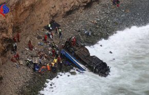 48 قتيلا بسقوط حافلة من علو 100 متر في البيرو