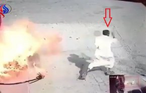 شاهد.. سعودي غاضب من رفع أسعار الوقود يشعل النيران في إحدى المحطات!