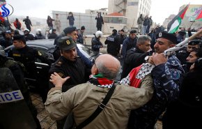 فلسطينيون يرشقون موكب 