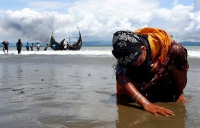 زن آواره روهینگیایی در حال عزاداری