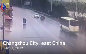 بالفيديو... لحظة سقوط حافلة ركاب في نهر
