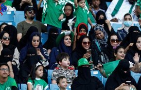 السعودية تبدأ تطبيق قرار السماح للنساء بحضور مباراة كرة القدم