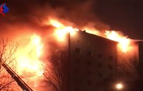 بالفيديو.. النيران تلتهم بناية في روسيا وإجلاء 130 شخصا 