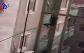 فيديو مروّع ...سقوط سيدة مصرية من شرفة بناية وسط صراخ جيرانها!!