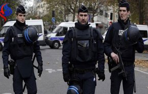 فيديو :الشرطة الفرنسية تشعل النار في رجل بالشارع