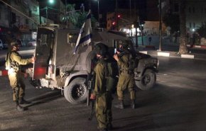 الاحتلال يعتقل 10 فلسطينيين من الضفة والقدس

