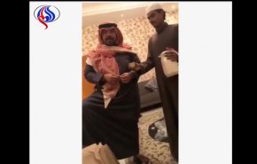شاهد..كيف يهين شاعر سعودي سائقه ويعامله كعبد!