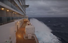 بالصور والفيديو...لحظات تحبس الأنفاس عاشها ركاب سفينة في عرض البحر