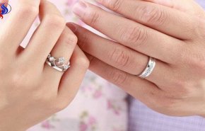 الكشف عن سر وضع خاتم الزواج في اليد اليسرى
