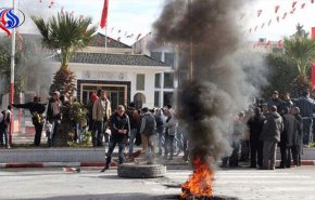 الداخلية التونسية تعتقل 41 شخصا مع تجدد الاحتجاجات