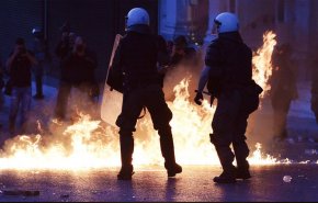 الشرطة اليونانية تفرق المحتجين بالقنابل المسيلة للدموع