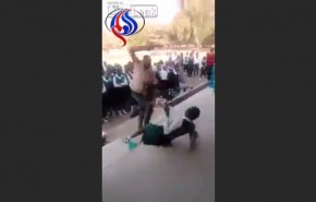 فيديو صادم لمعلم يجلد طالباته