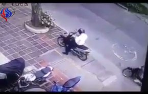 بالفيديو.. لص حاول سرقة هاتف أحد الأشخاص بالشارع فكان مصيره مروعا