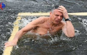 السفير الأمريكي يغطس في مياه موسكو المتجمدة أسوة ببوتين! + فيديو