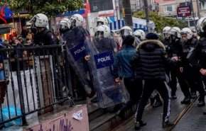 بالفيديو..الحكومة التركية تمنع التظاهرات ضد هجومها علی عفرين