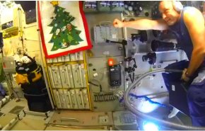شاهد : رائد روسي يمتطي مكنسة كهربائية في الفضاء!!