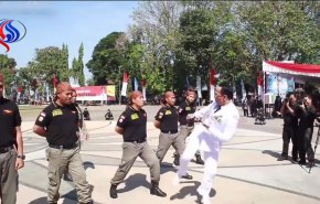 بالفيديو: عمدة أندونيسي يختبر رجال الشرطة بطريقة غريبة!