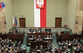 بولندا تسن قانونا يجرم من يحملها مسؤولية 
