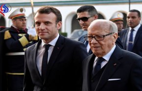 الرئيس الفرنسي يصل إلى تونس