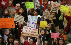تصاویر.. تظاهرات اعتراض‌آمیز معلمان آمریکایی در ویرجینیا

