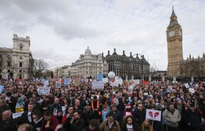 الآلاف يتظاهرون دعما لهيئة الخدمات الصحية في بريطانيا