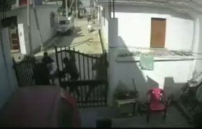 بالفيديو.. سيدة تنقذ زوجها من هجوم عنيف لـ 4 أشخاص خارج منزله!!