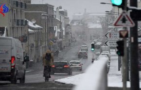 تساقط الثلوح في فرنسا يؤدي الى حالة من الفوضى