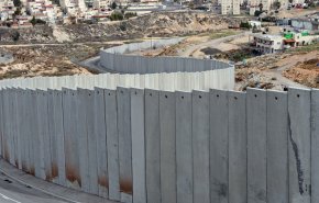     
الكيان الصهيوني يواصل بناء الجدار الإسمنتي