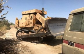 الجيش السوري يستخدم آلية ضخمة في ريف دمشق