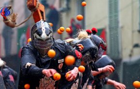 «جنگ پرتقال» در ایتالیا + تصاویر