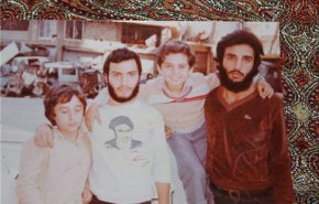 تصویر امام خمینی بر سینه شهید عماد مغنیه